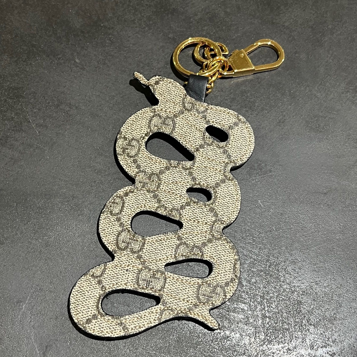 グッチ GUCCI パイソン キーホルダー チャーム Amazon.co.jp: グッチ キーホルダー 499677 HC5AT 9077 GUCCI GG