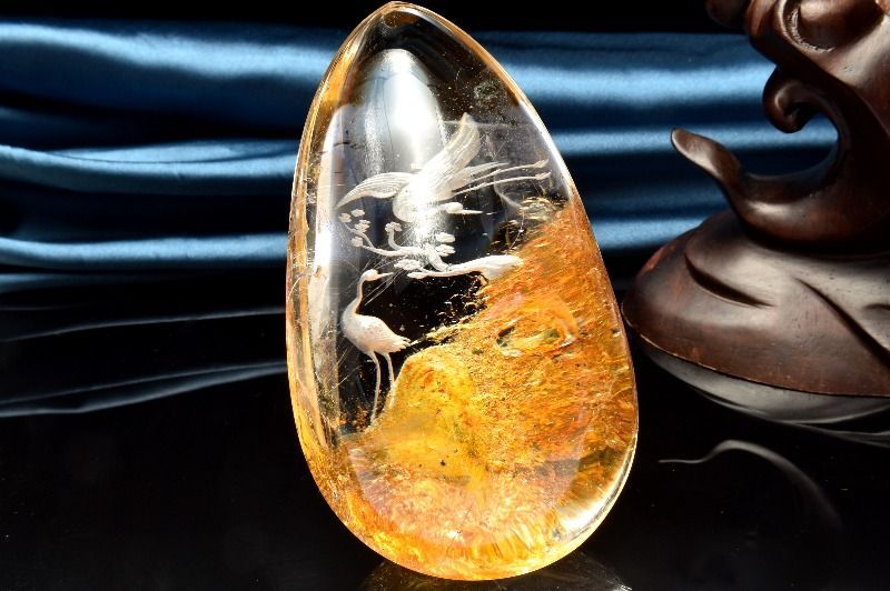 １点物 ルチル入り 繊細彫刻 ライモナイトインクォーツ 65x47x111mm 鶴内彫り 木製台座付き 置物 パワーストーン 天然石 _CG6558 宅急便 NEXPOTALLINN_EU