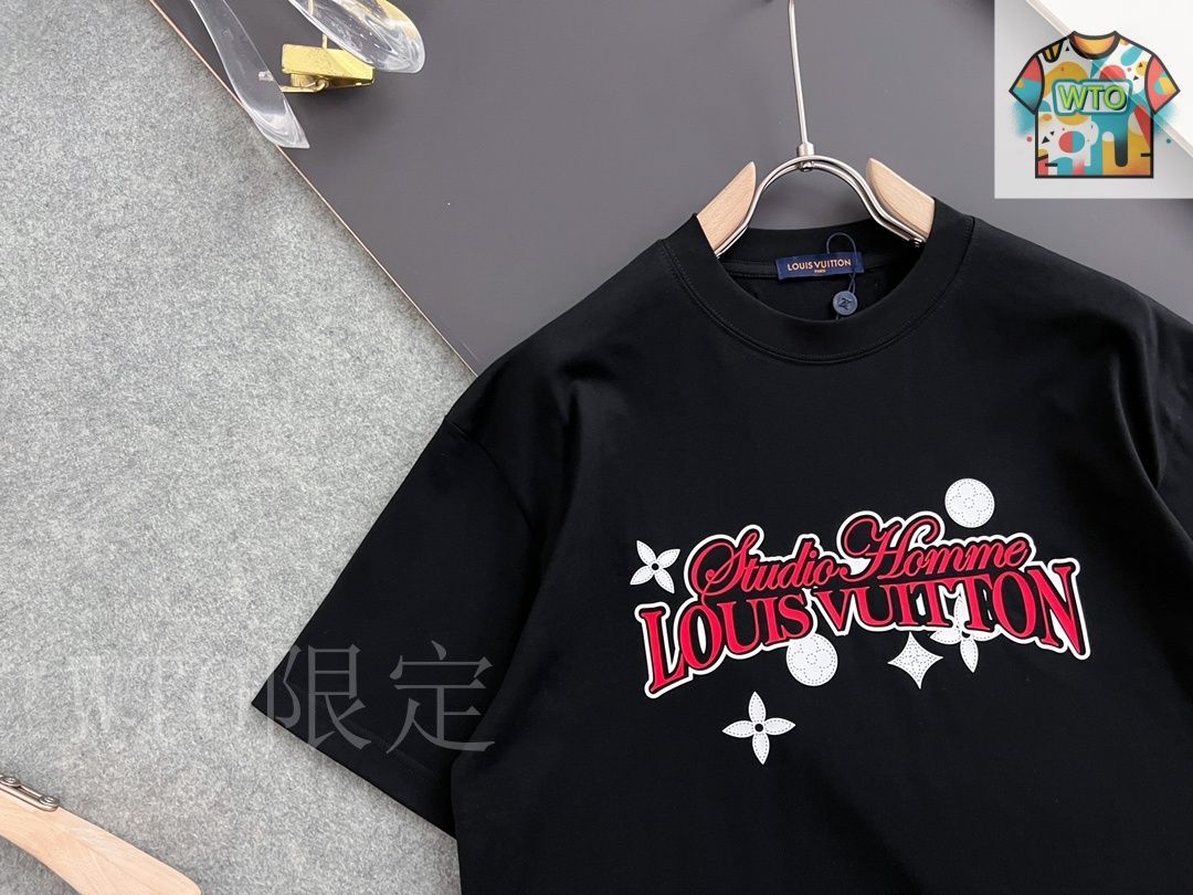 LouisVuitton★Tシャツ❣️新品未使用❣️ 今日特価】Louis Vuitton 2025 最新款ロゴプリント丸首ショート
