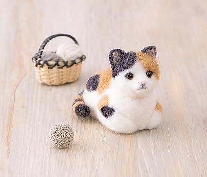 羊毛フェルト  inuinuページ♪*゜三毛猫さん  クリスマス仕様 羊毛フェルト 猫 キジシロ猫さんとセキセイインコさん キジ白
