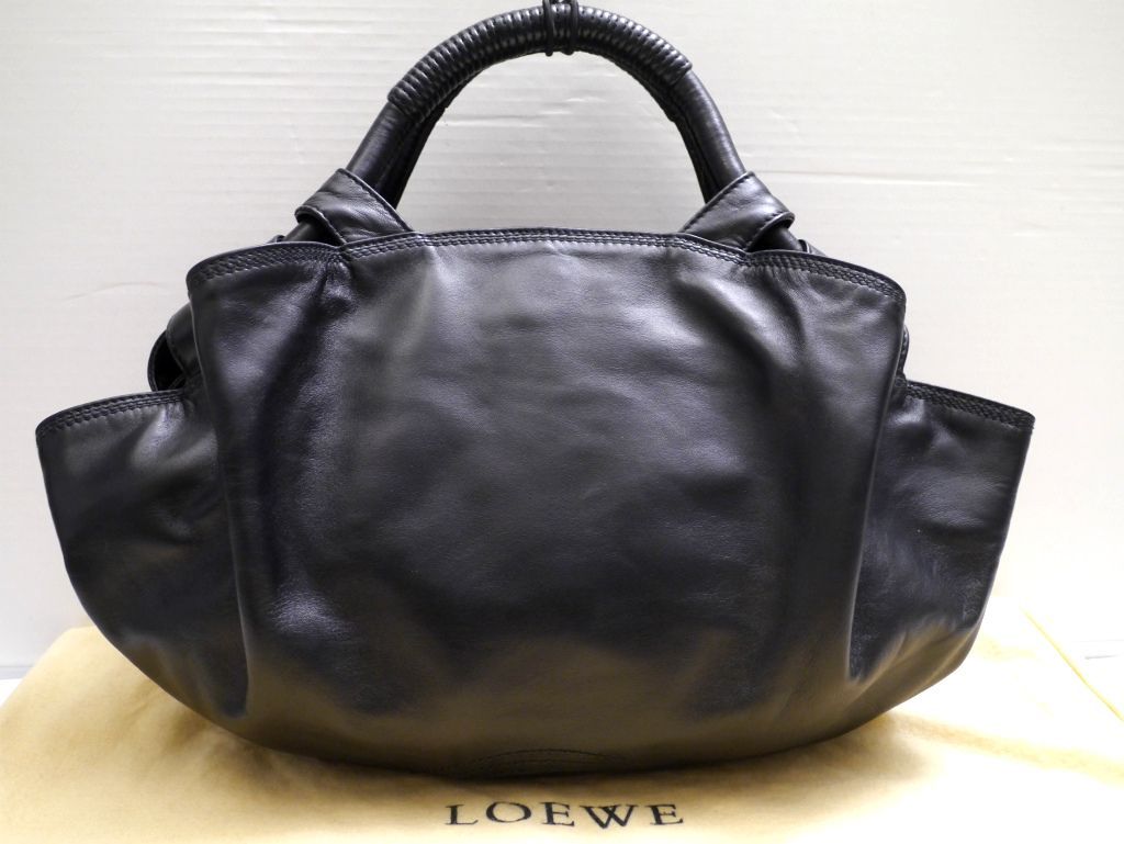 美品◇LOEWE ロエベ ナッパアイレ 巾着型 ナッパレザー ハンド バッグ 黒 - メルカリ