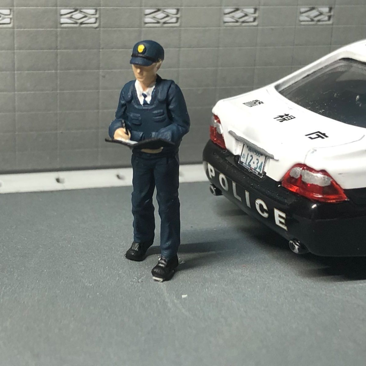 1/64の警察官2 ミニカー 人形 - メルカリ
