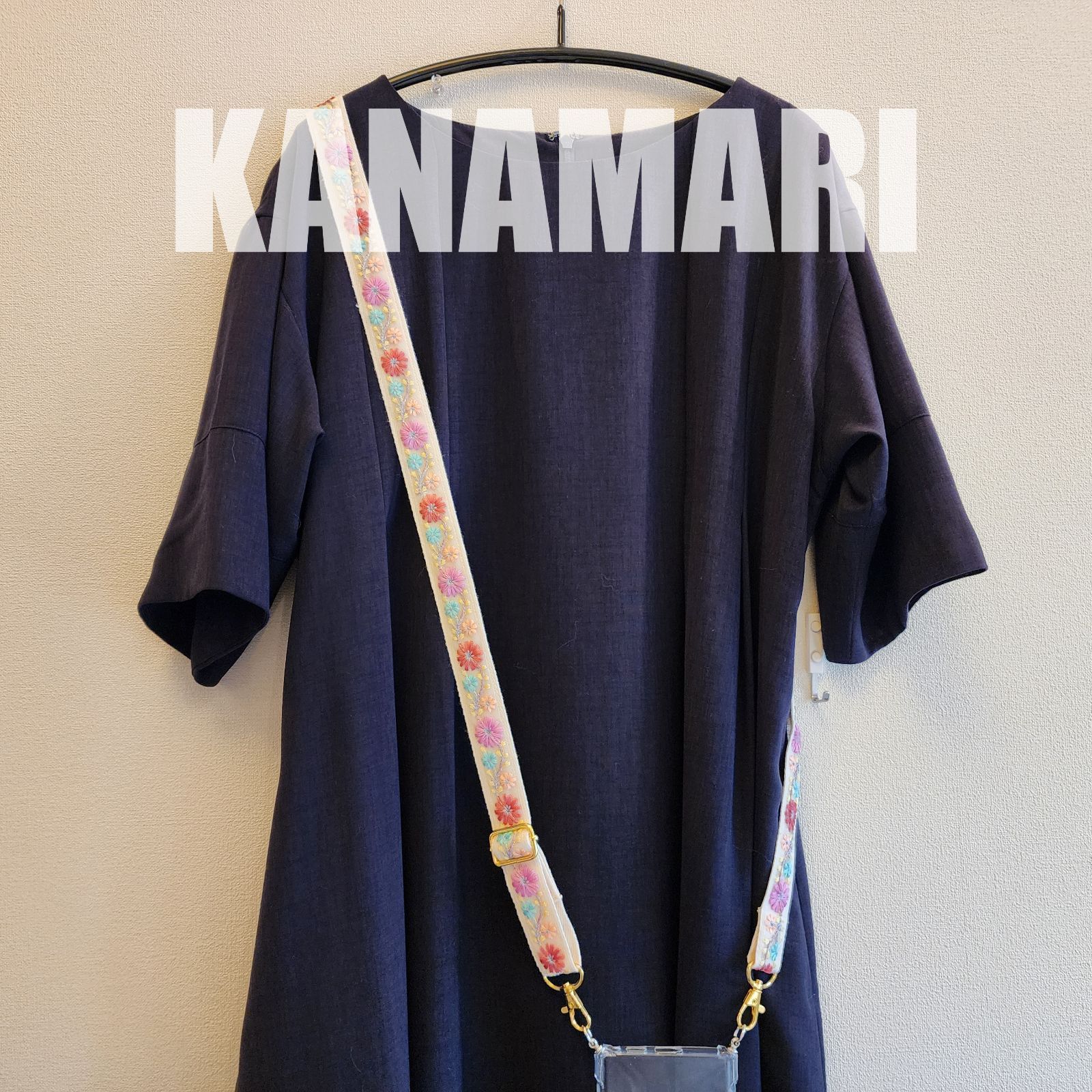 [162-2]インド刺繍リボンのスマホ用ネックストラップ・ショルダーストラップ（白・生成り系、金具：ゴールド系）、ハンドメイド