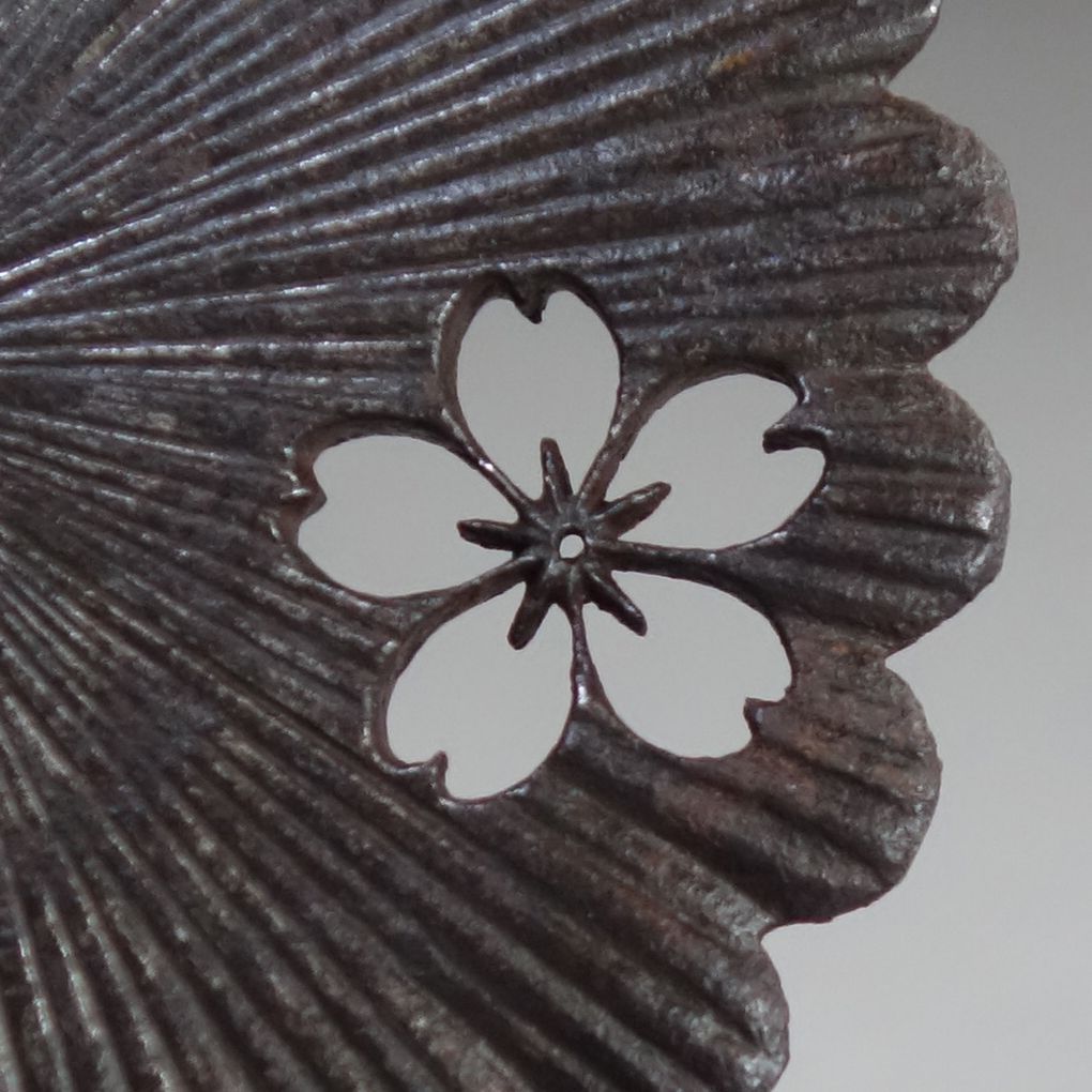 鍔 鉄地 甲冑師 菊花形阿弥陀鑢山桜紋小透鍔 日本刀 刀装具 鐔 骨董 古美術 Ac25092601