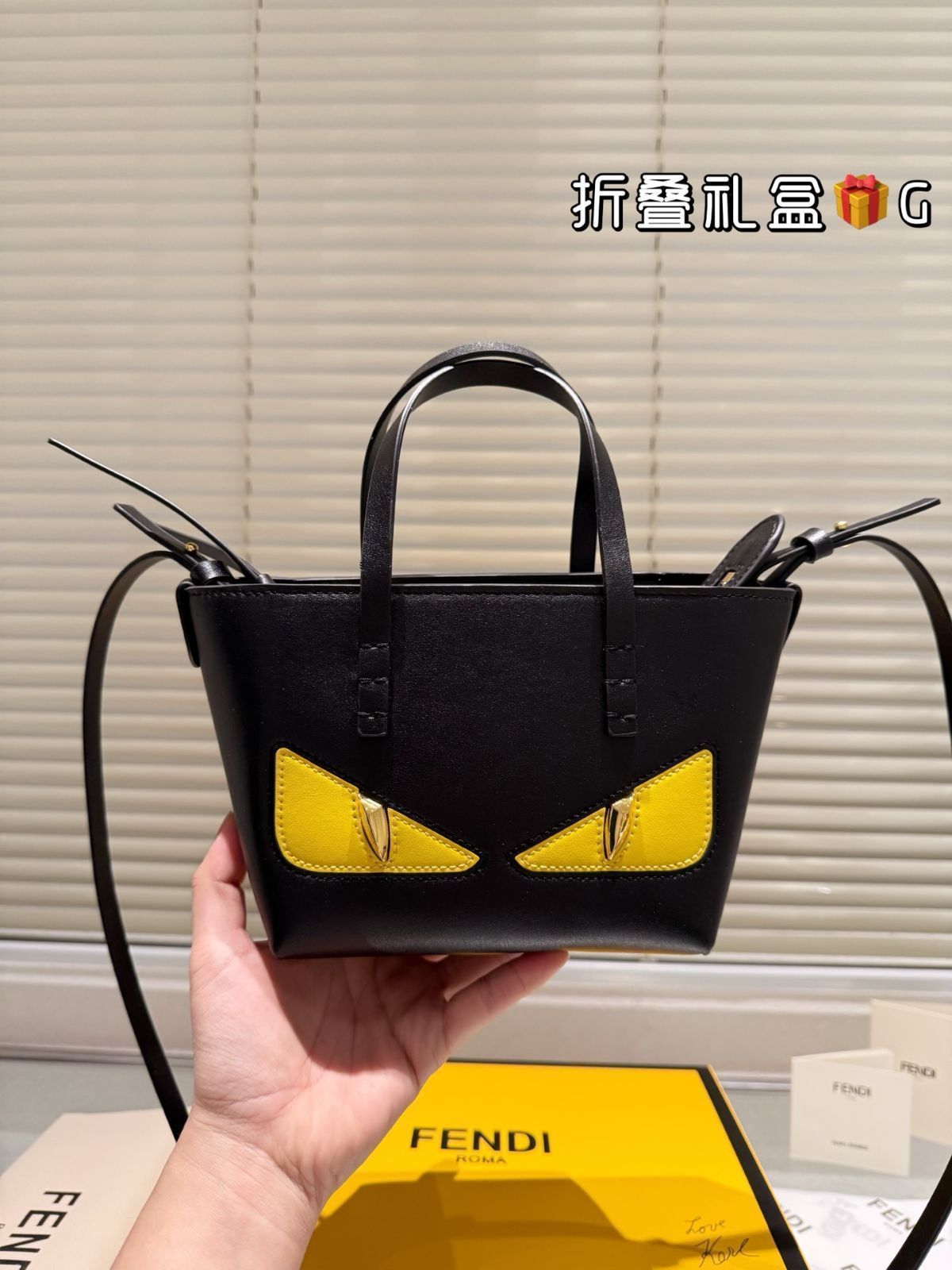 今日特価】Fendi フェンディ ミニモンスター クレセントトート