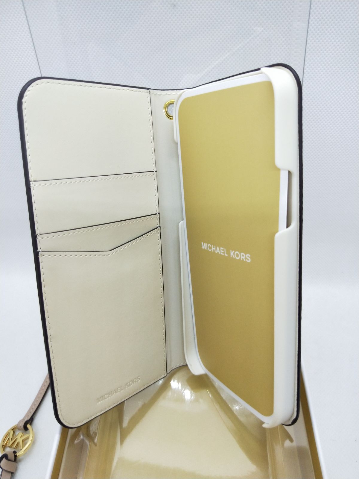 【新品】MICHAEL KORS iPhone14 plus用手帳型ケース F30)MICHAEL KORS iphone14Plus 用手帳型ケース/MagSafe対応 マイケル