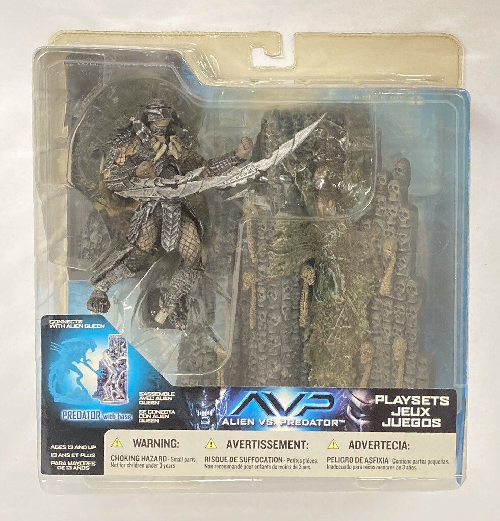 McFARLANE TOYS PLAYSETS PREDATOR WITH BASE - メルカリ