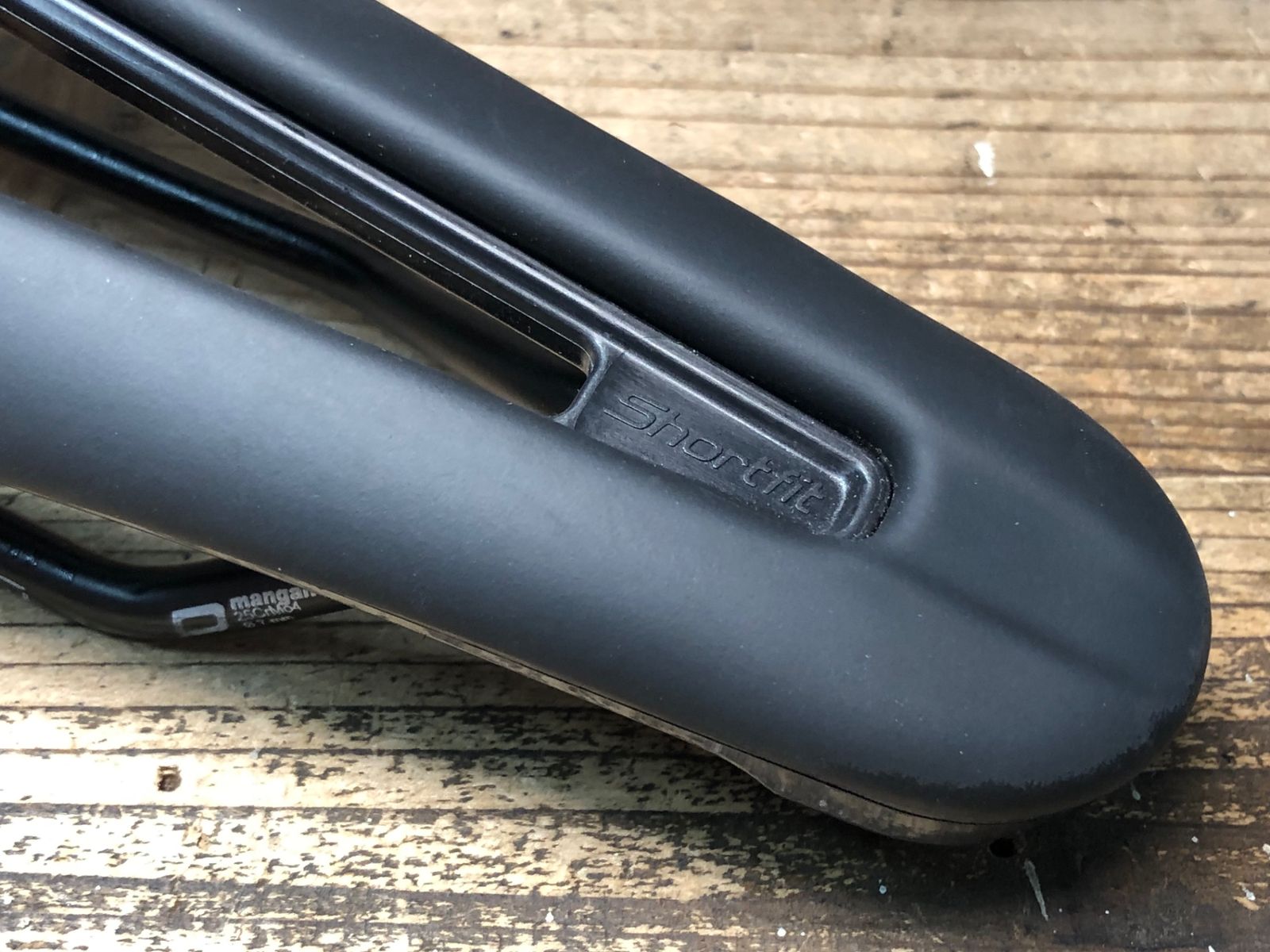 黒 マンガネーゼレール