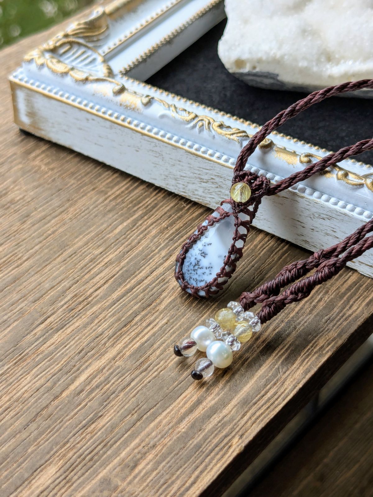 チャロアイトとアイオライトサンストーン の2wayマクラメ編み