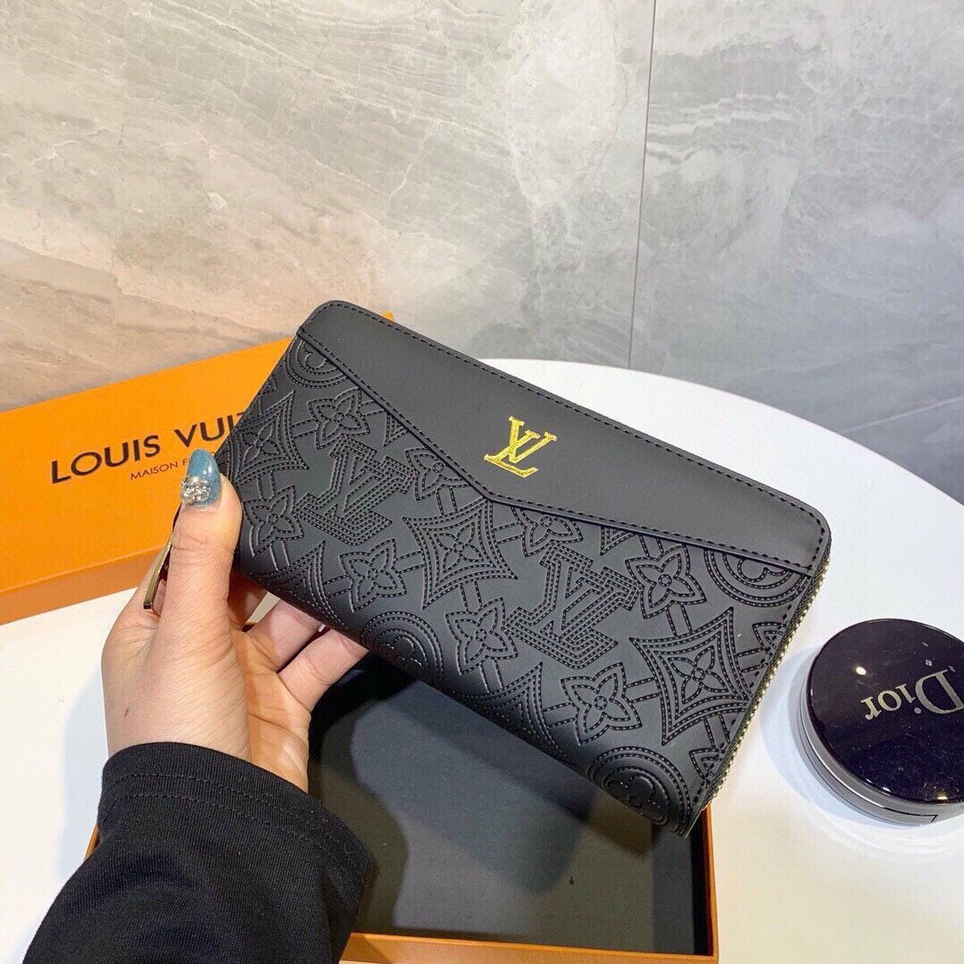 Louis Vuitton】今日特価！黒色 19x10cm 牛皮圧花ポーチ 送料
