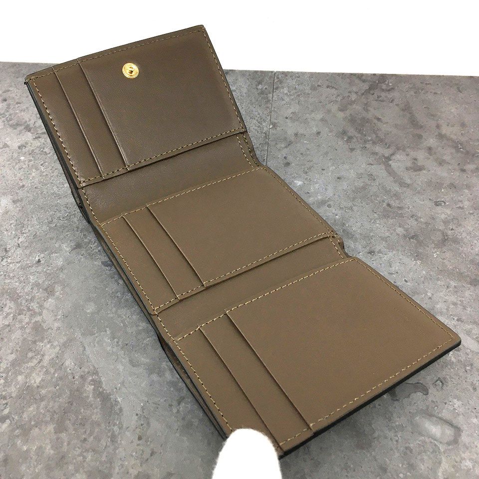 送料込み！ 極美品 FENDI コンパクトウォレット 8M0480 ズッカ 三  