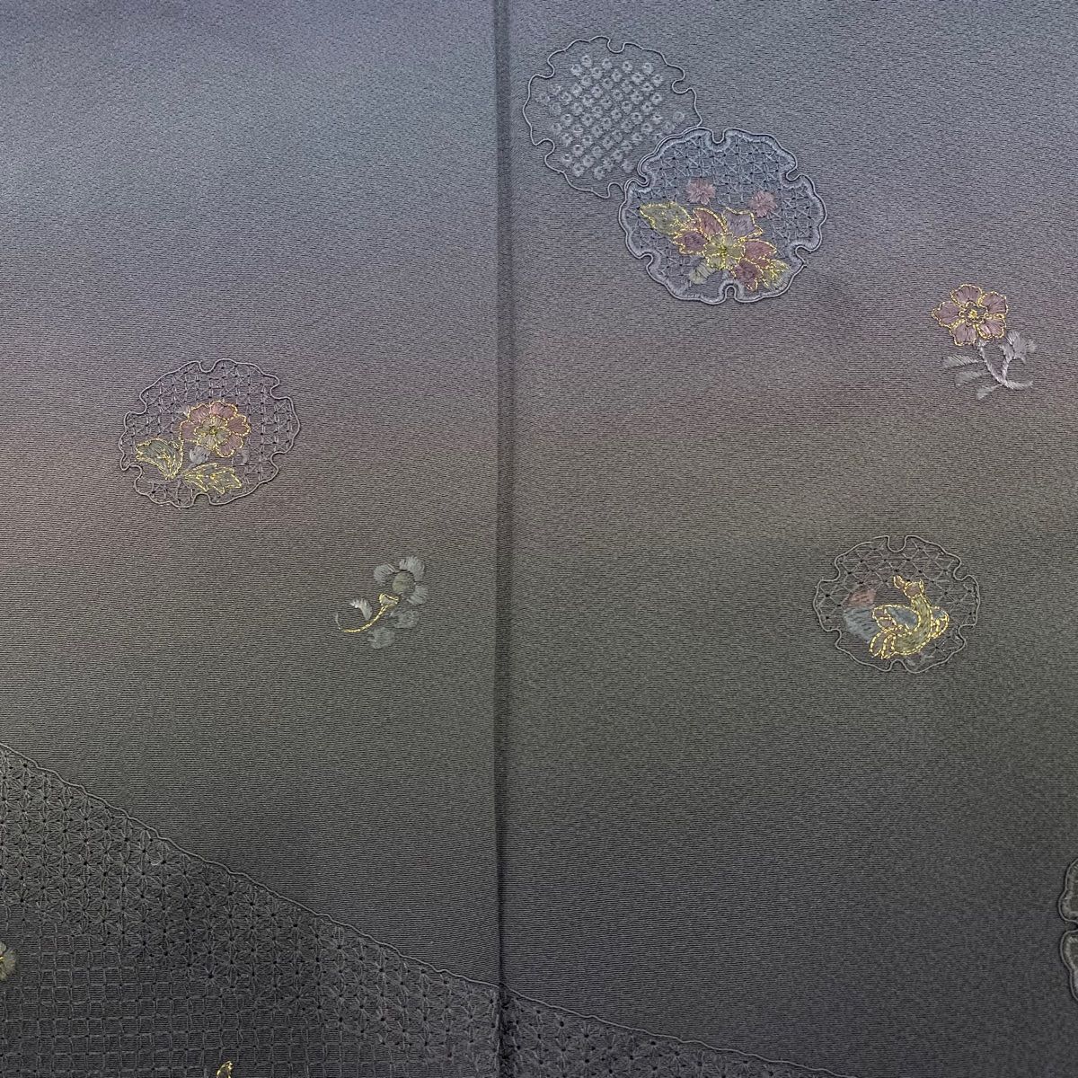 付下げ 身丈164cm 裄丈69cm L 袷 雪輪 草花 刺繍 金糸 青灰色 正絹