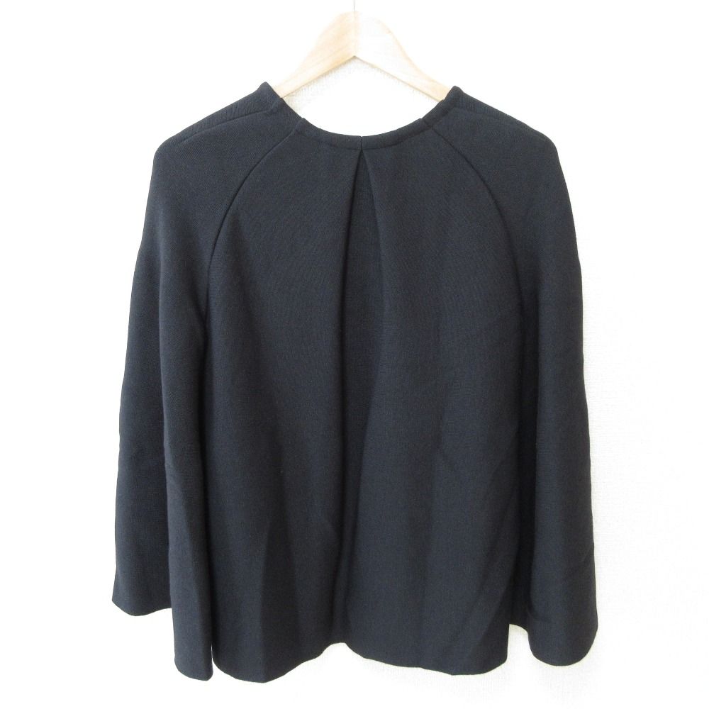 seventen by miho kawahito マントニット　 ケープ 肩掛け風なのに落ちない！「マントニット」着回し3コーデ | VERY