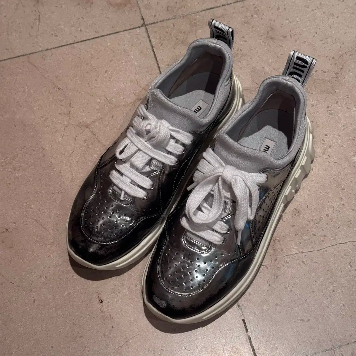 MIU MIU(ミュウミュウ) スニーカーズ 出品 【公式通販】