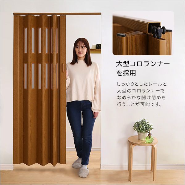 窓付き採光性も高い 木目調パネルドア