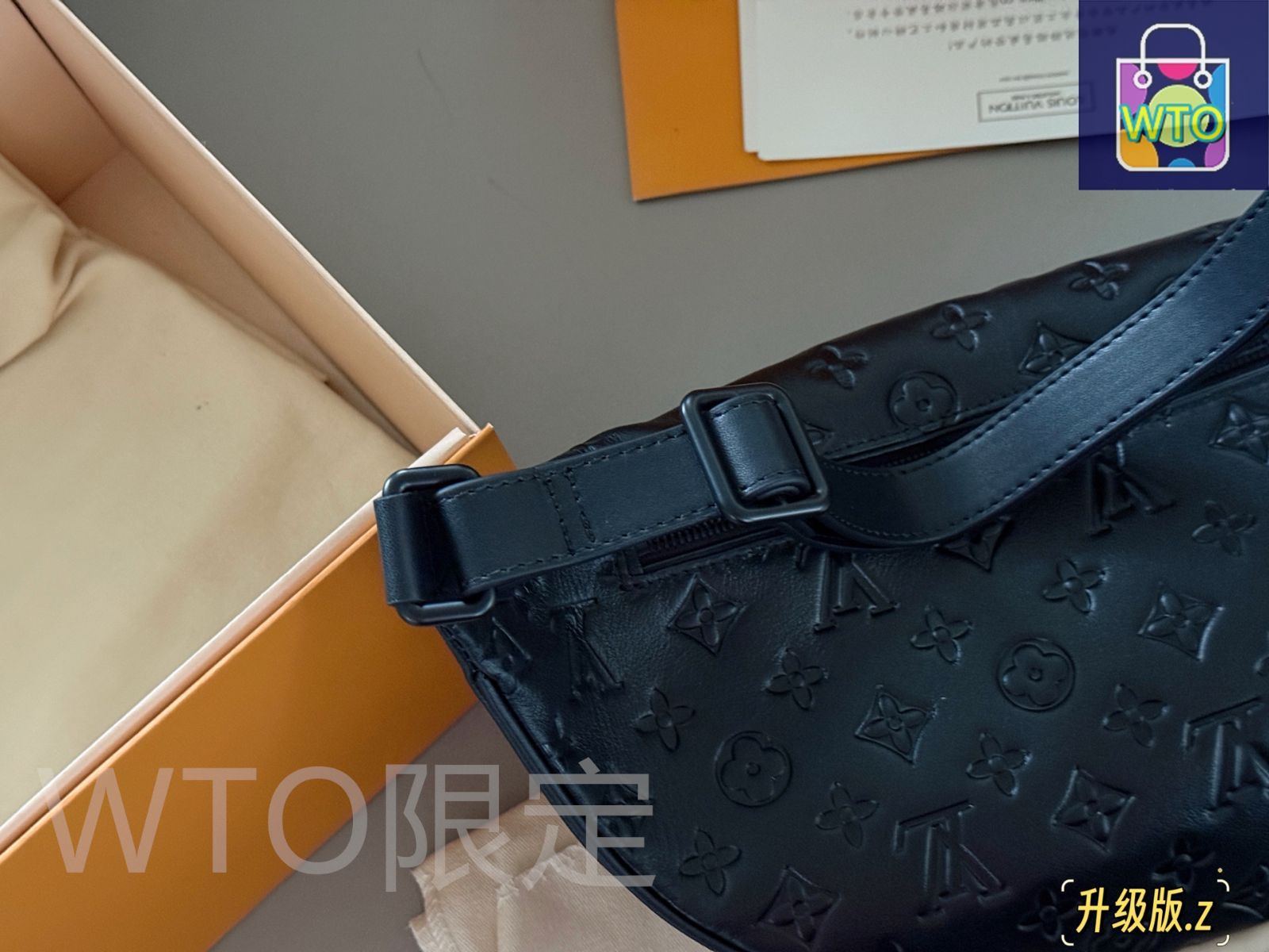 柔らかいモノグラムシャドウ圧花小牛皮が特徴