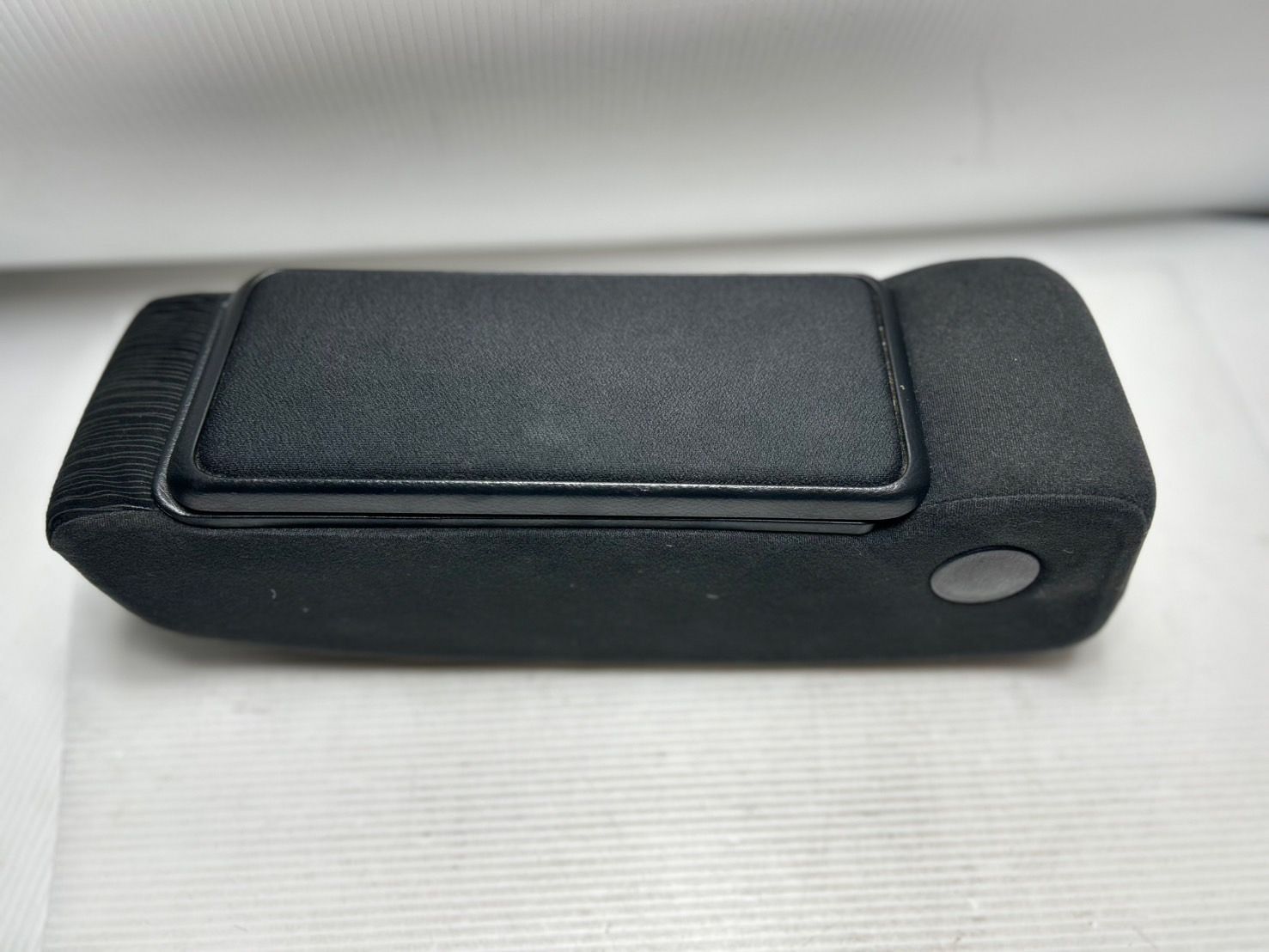 【純正パーツ】　ダイハツ　タント　L375S　L385S　アームレスト　肘置き　室内用　内装パーツ　小物入れ　黒色系　中古パーツ　汚れ多少あり