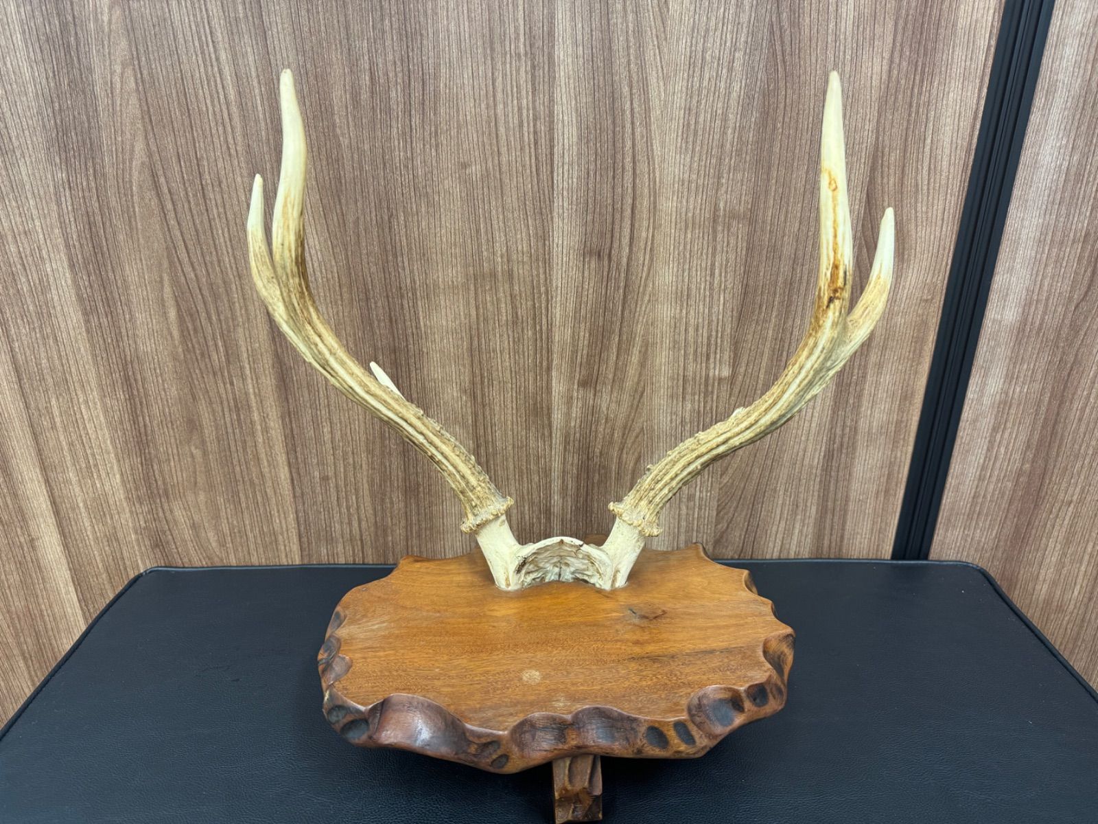 鹿の角 インテリア装飾 木製台座。刀掛け 鹿の角 インテリア 装飾品 刀掛け台 刀置き台 - メルカリ