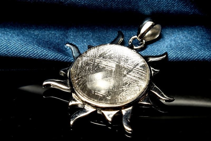 【特価百貨店】 スウェーデン産シルバー925 ギベオン メテオライト隕石 15mm シルバーコーティング 太陽 ペンダントトップ 1個売り パワーストーン 天然石 _PRG2357-1 人気の