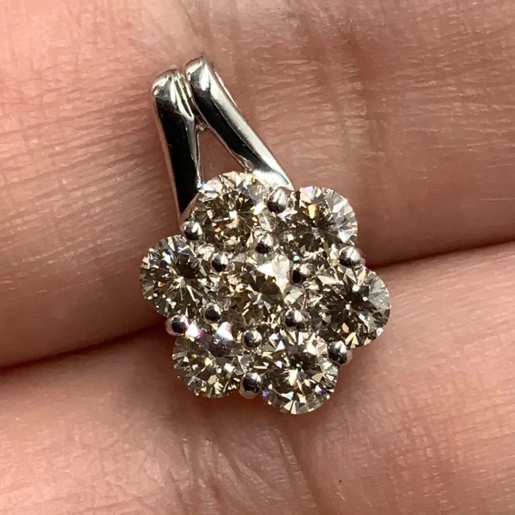 Pt900 フラワー ダイヤ ペンダント 1ct 1.8g - メルカリ