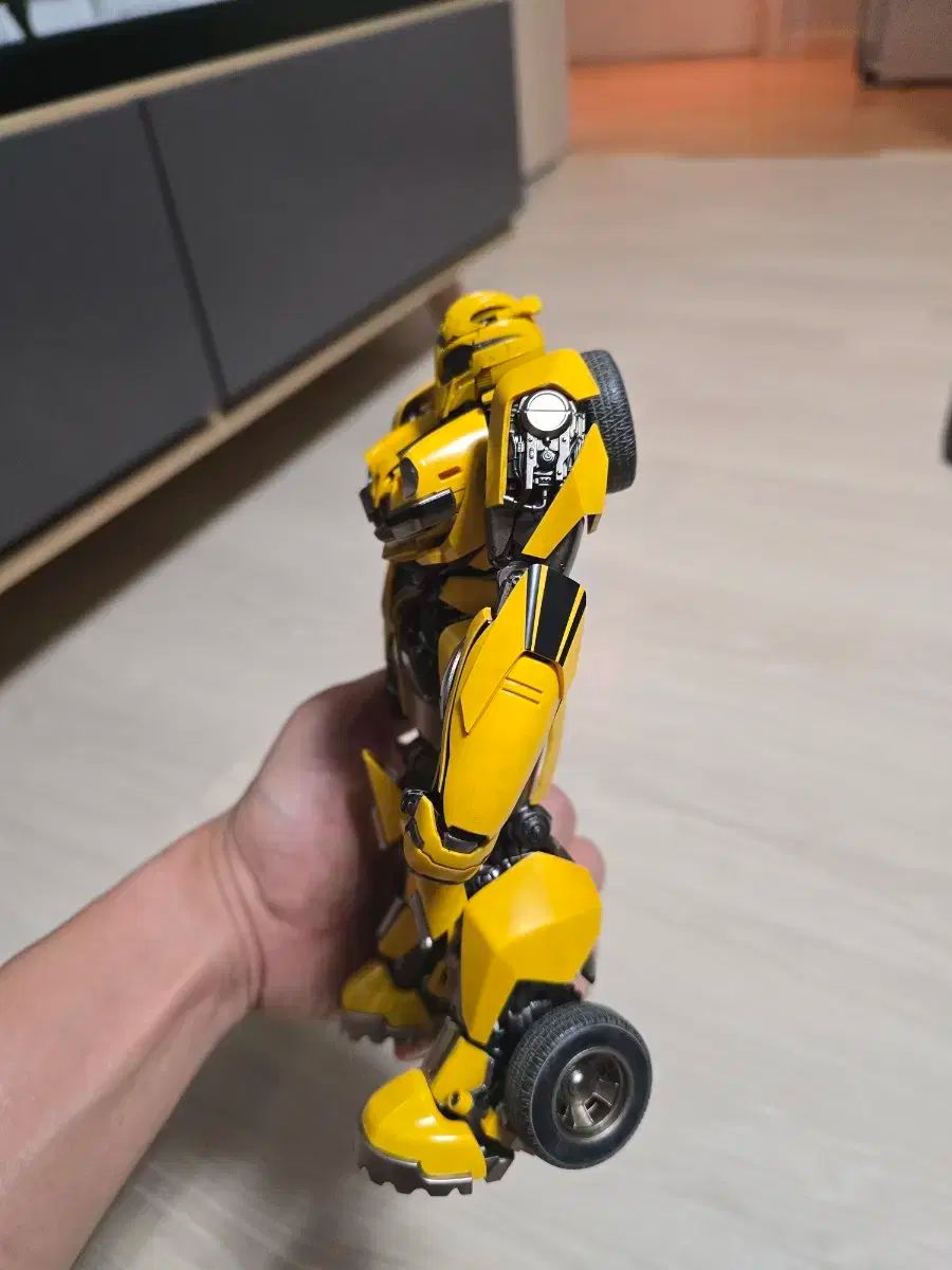 threezero DLX ビーストの 前奏曲 バンブルビー 出品