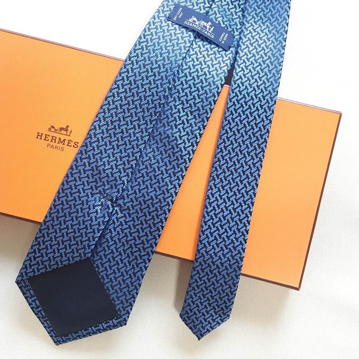 美品 エルメス HERMES ネクタイ シルク100% フランス製 【H柄】 美品 エルメス HERMES ネクタイ シルク フランス製 【H柄