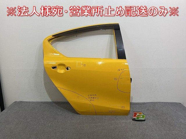 超激得，SALE アクア/AQUA NHP10 純正 右 リア ドア バイザー付 イエロー 5A3 トヨタ(144175) 外装・エアロ