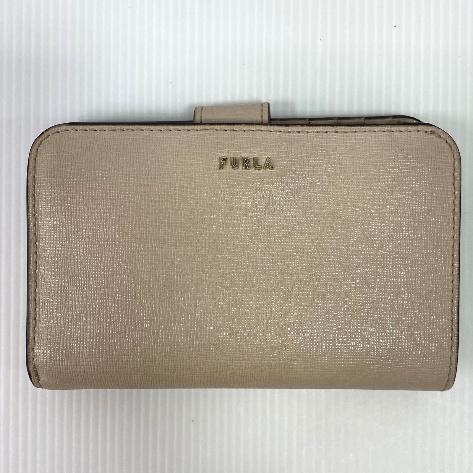 美品　FURLA フルラ　二つ折り財布　ベージュ 中古品】FURLA フルラ 二つ折り財布 ピンクベージュ GM - メルカリ