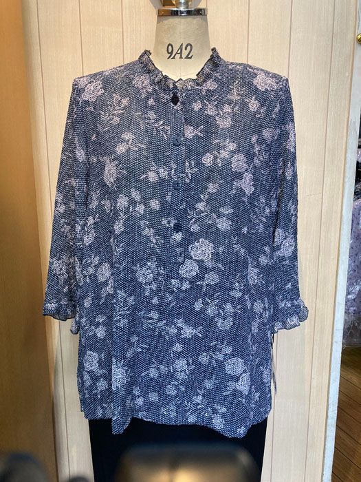 日本製 ＬＬサイズ レディースファッション ミセス トップス 前ボタン七分袖チュニック 首 袖フリル ラインはＡラインです 春夏秋 ４０代５０代６０代 税込み12 980円 11 800円 の商品