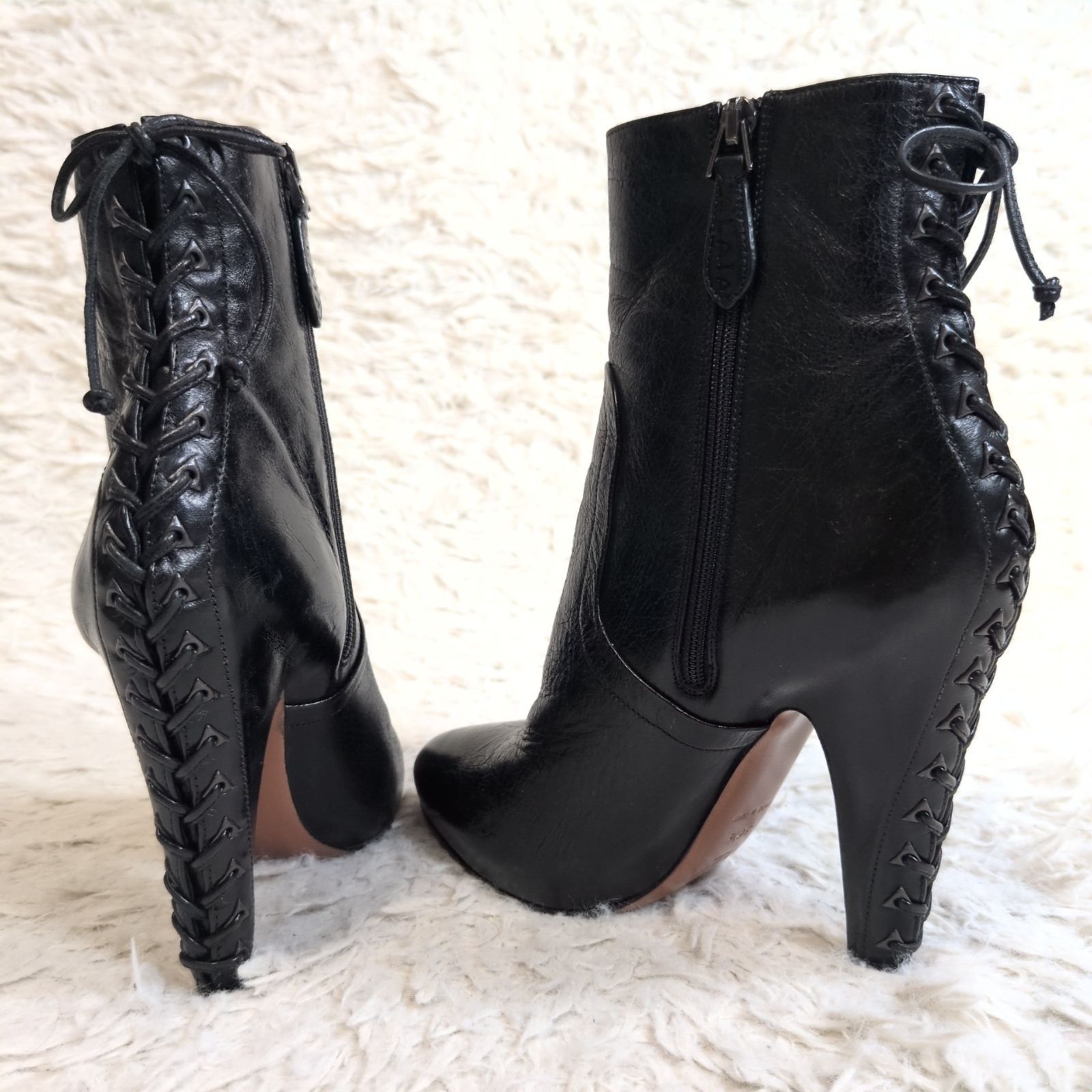 ️ALAIA アライア レースアップショートブーツ ブラック 黒 編み上げ リボン ブーティ サイドジップ ラウンドトゥ 本革 イタリア製 ロゴジップ 36 1|2 23.5相当 レディース