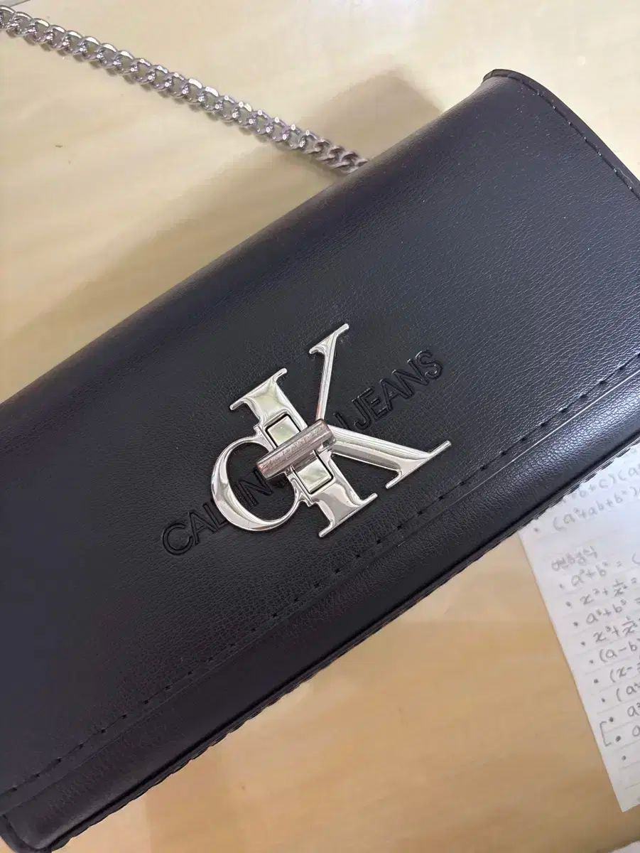 【カルバンクライン】CKJ モノグラム チェーンク クロスバック★ CK Calvin Klein(カルバ・ンクライン) モノグラム チェーン