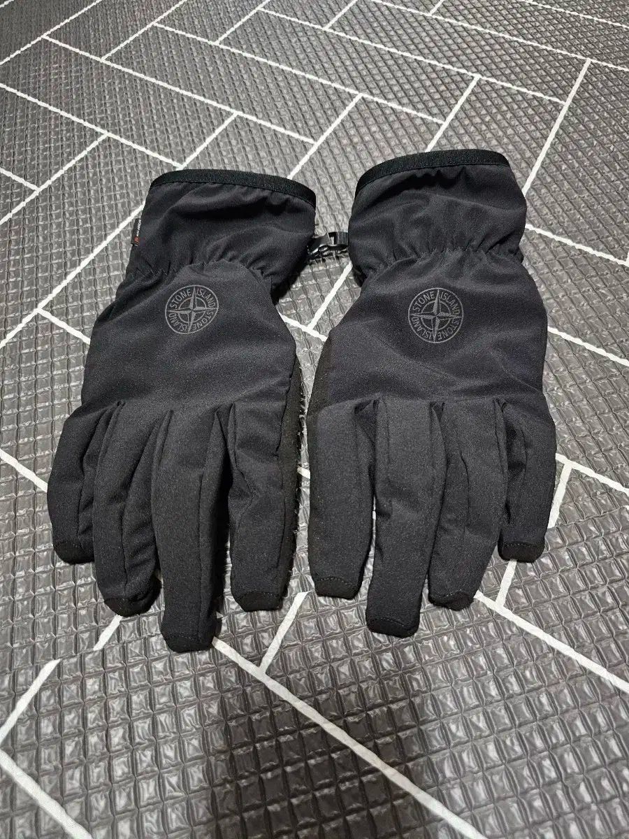 STONE グローブ手袋ストーンアイランドSUPREMEモンクレール STONE ISLAND ストーンアイランド 手袋 STONE グローブ手袋ストーン