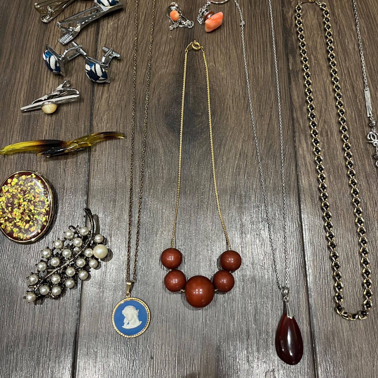 遺品整理 アクセサリー まとめ ネックレス ブローチ リング など