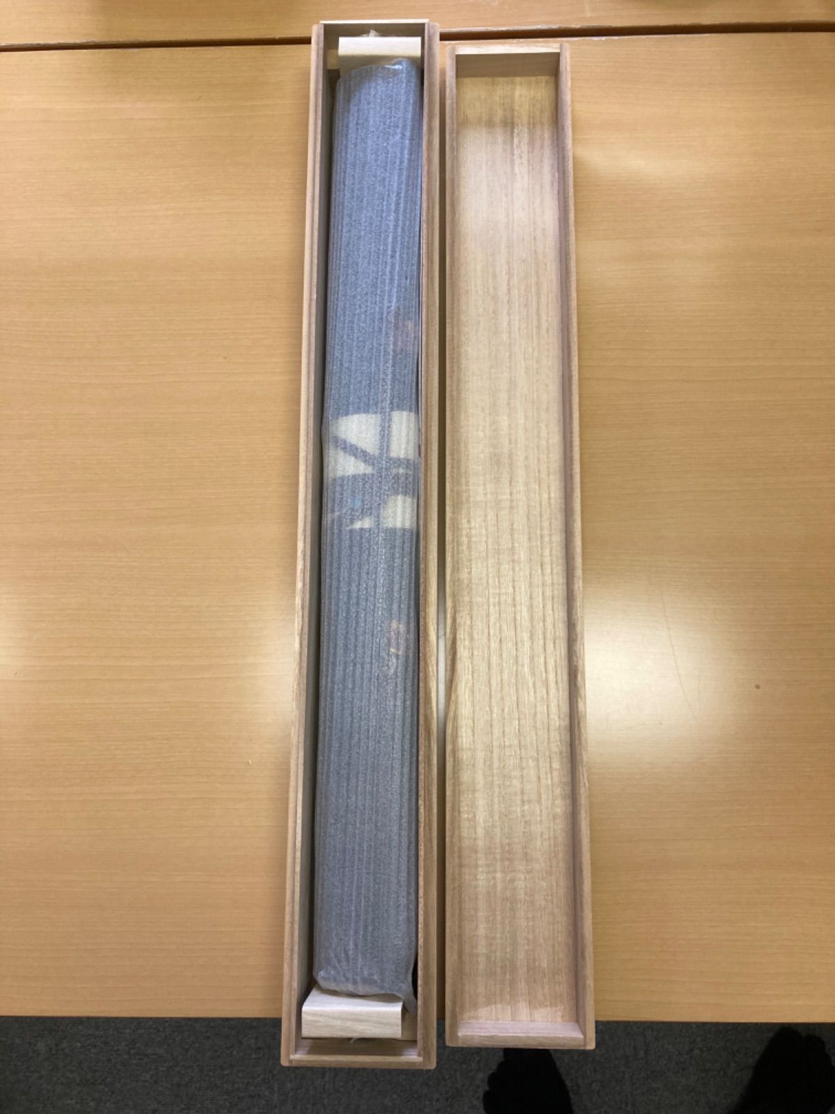 掛け軸「般若心経 （黒地 金刺繍）」 - メルカリ