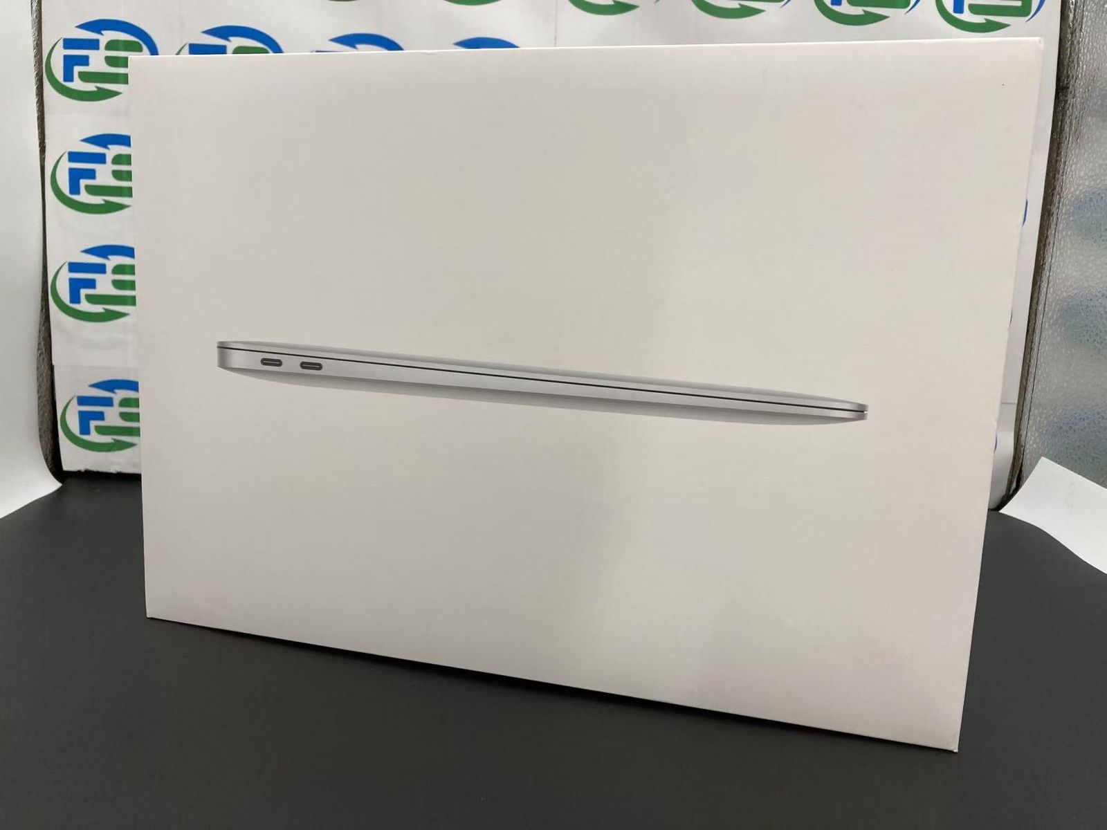 良品 13インチ MacBook Air 512GB SSD シルバー　2020