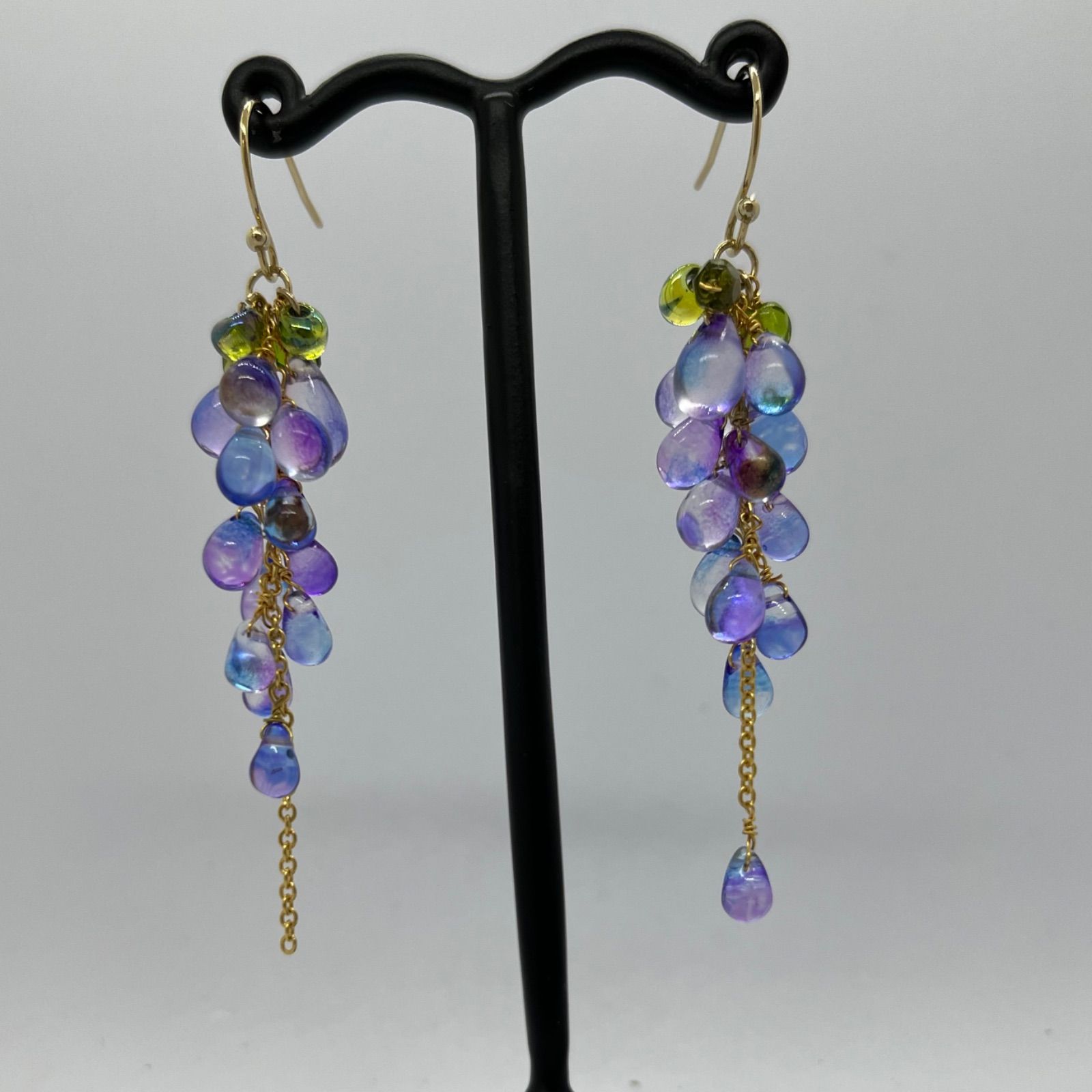 ハンドメイド チェコビーズ 藤の花ピアス - メルカリ