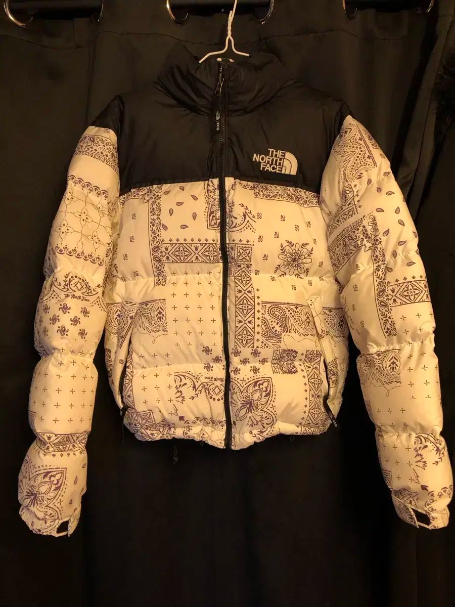 【雷市場（ポンジャン）商品韓国直送】 THE NORTH FACE(ザノースフェイス) 1996 ノベルティ Nuptse(ヌプシ) ジャケット ペイズリー オフ 白