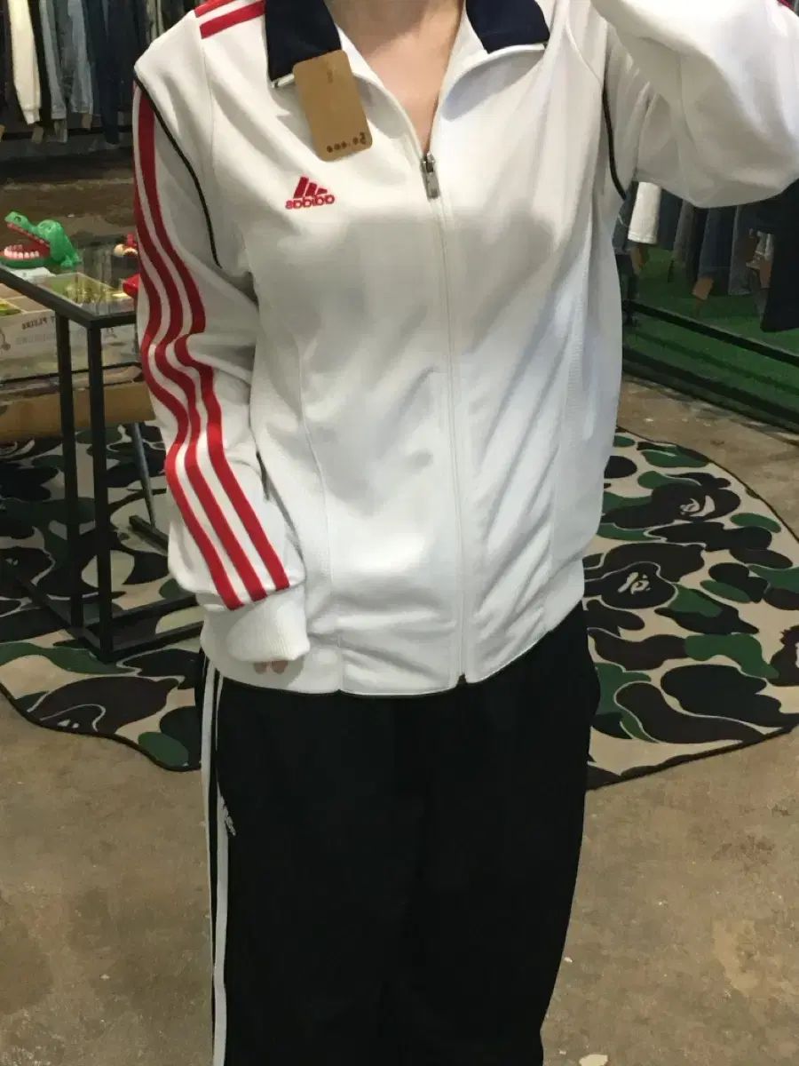 アディダス レッド