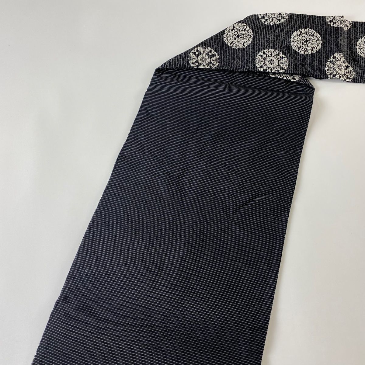 平和屋着物○塩瀬 九寸名古屋帯 刺繍 型染め 兎 枝笹文 黒地 正絹 逸品  