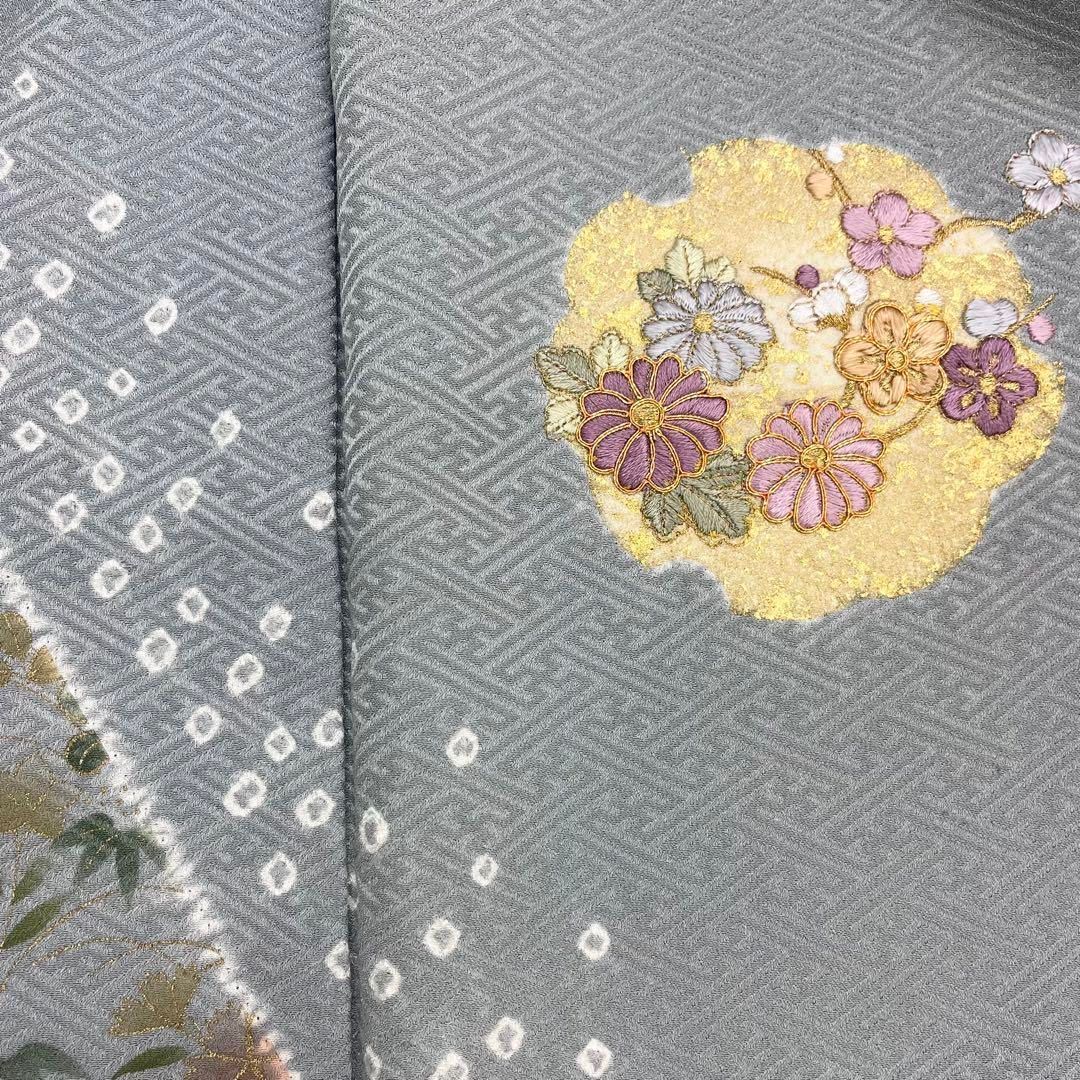付下げ 雪輪に刺繍の花柄 金駒刺繍 金彩 紗綾形 京鼠色 しつけ糸 付下げ 雪輪に刺繍の花柄 金駒刺繍 金彩 紗綾形 京鼠色 しつけ糸