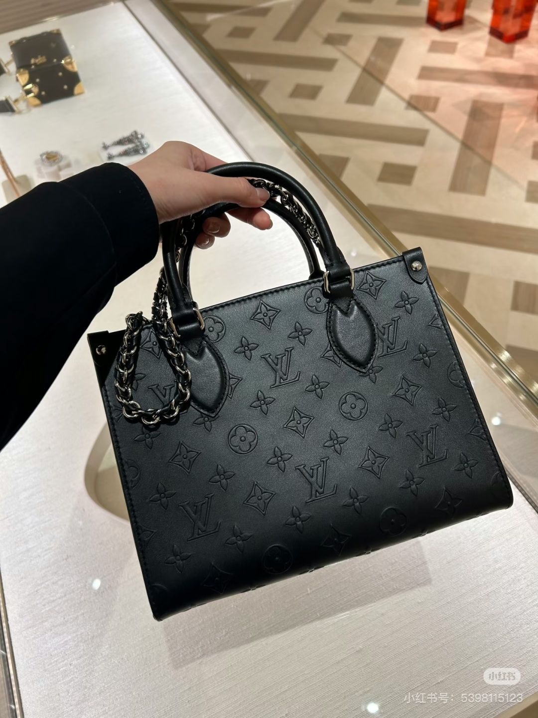 LV真新しい黒のエンボスロゴ入りハンドバッグが来たよ 神秘的で