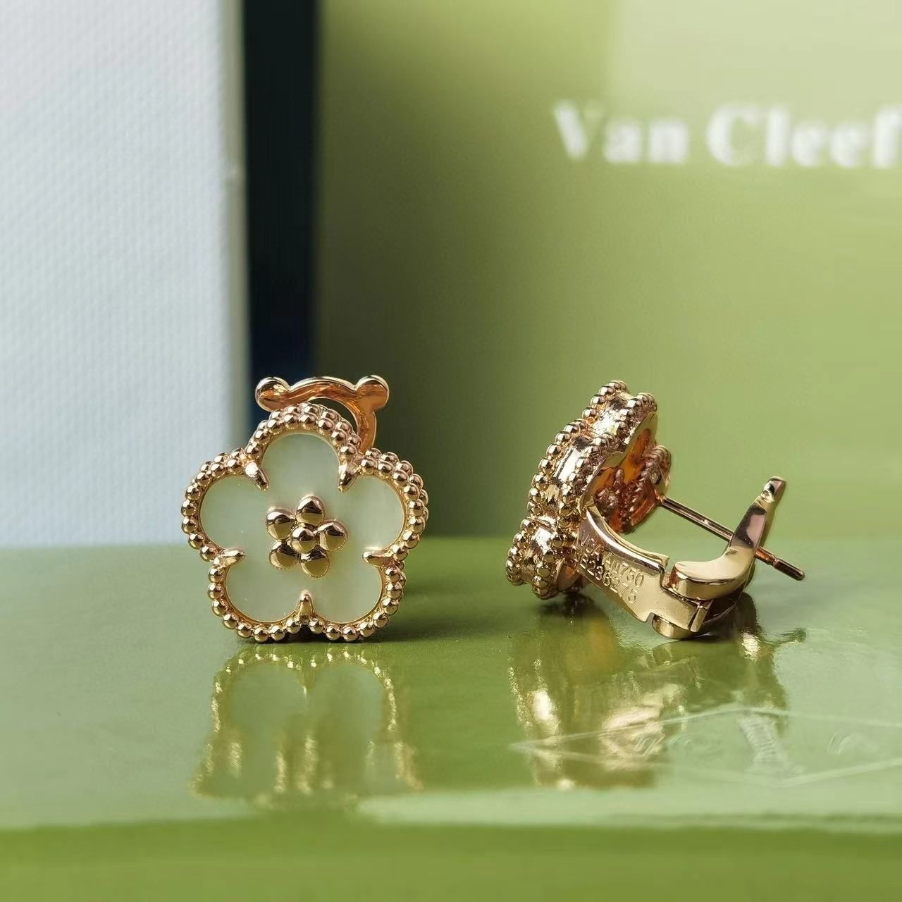 クリーフ＆アーペル 梅のピアス