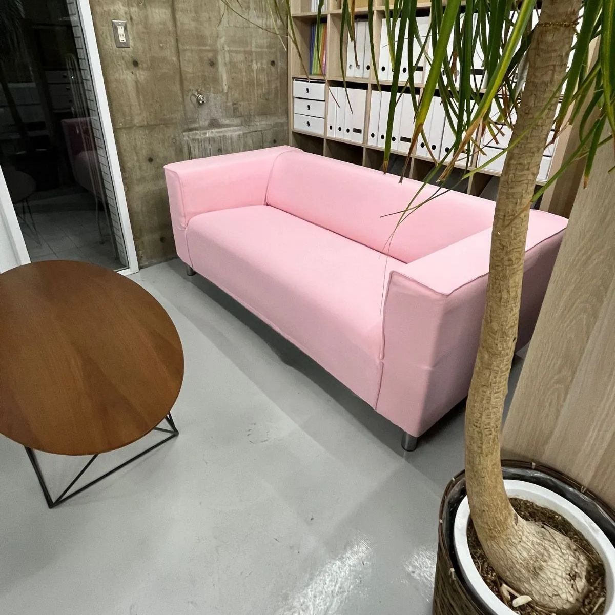 フローラルパターン ピンクカウチソファ フローラルパターン ピンクカウチソファ ピンクのソファで幸せ気分