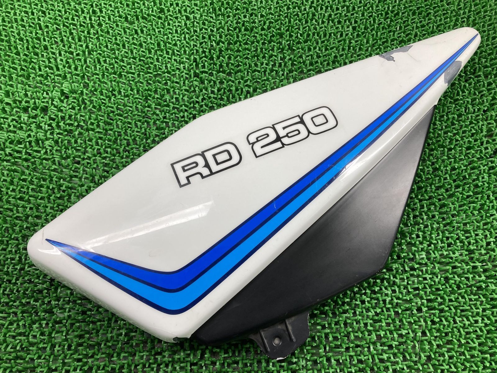 【数量限定】旧モデル在庫処分セールを開催します！ 4L3-013*** 4L0 左 サイドカバー RZ250 ヤマハ バイク 中古 純正 パーツ