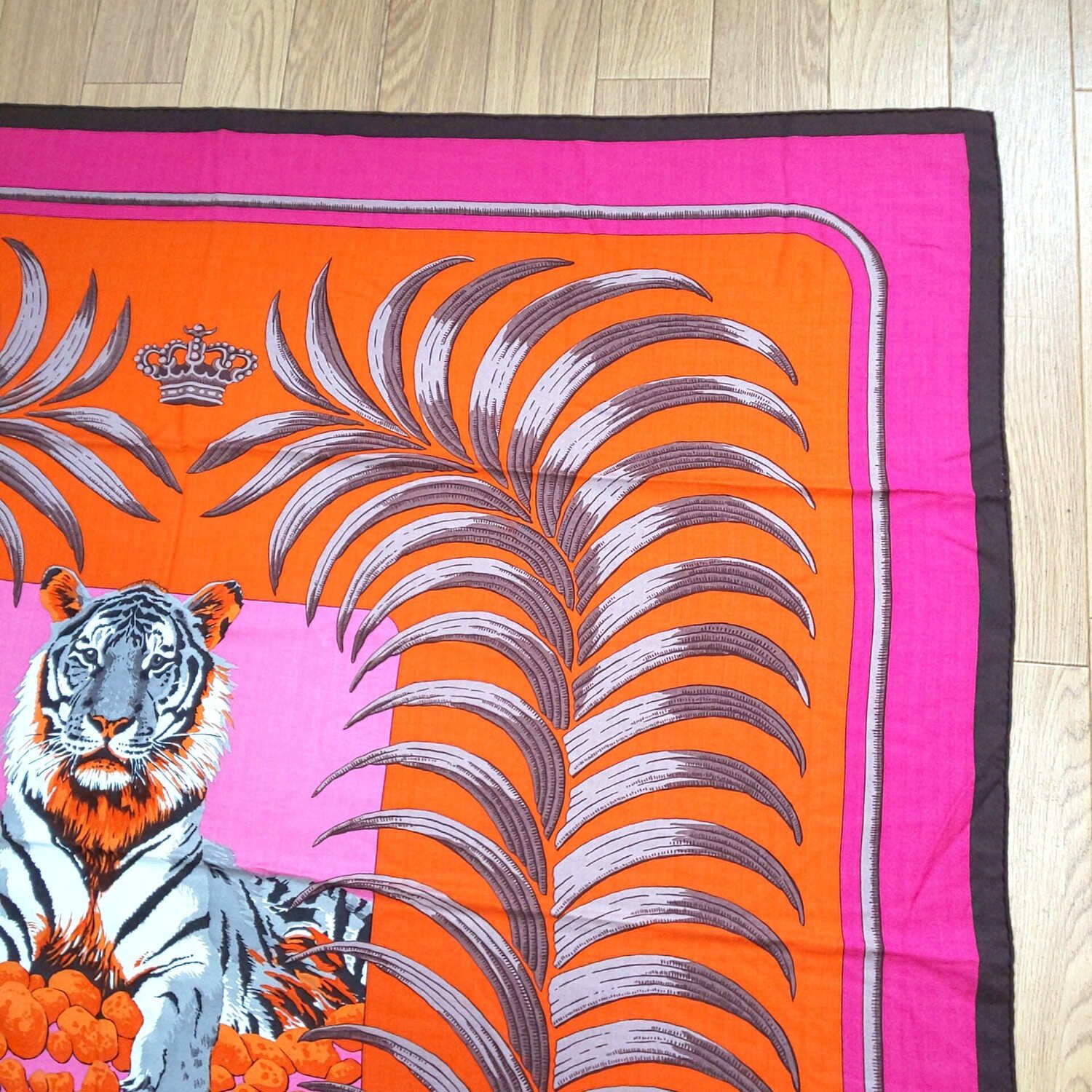 HERMES　カレ　王者の虎　70'~80' Vintage シルクスカーフ HERMES エルメス カレ 90 ダブルフェイス 王者の虎 シルク