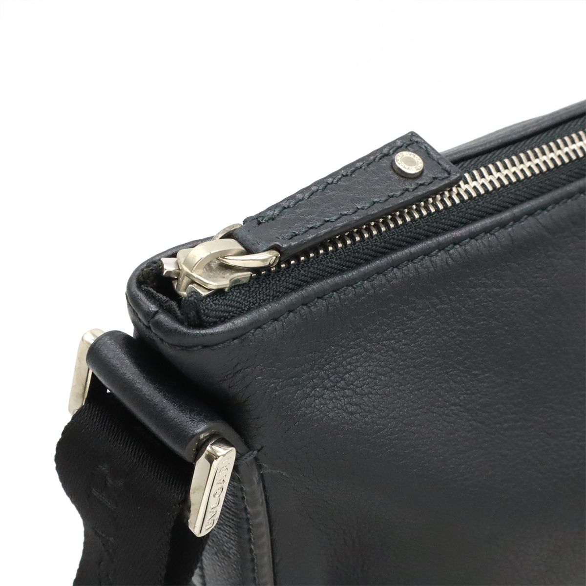 【美品】ブルガリ アーバン ショルダーバッグ レザー 黒 バイカラー 斜め掛け BVLGARI ブルガリ アーバン ショルダーバッグ 斜め掛け レザー