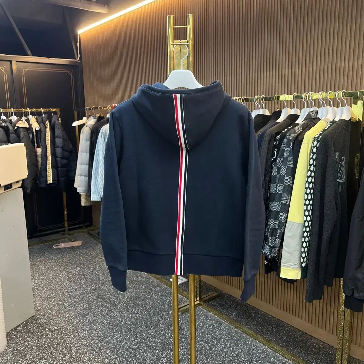 2 サイズ Thom Browne(トム・ブラウン) 白 3本線 フード付き ジップアップパーカー