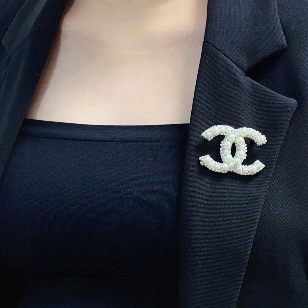 新品　未使用　定価以下。CHANEL ブローチ 今日特価】CHANEL 最新モデル ブローチ レディース ファッション
