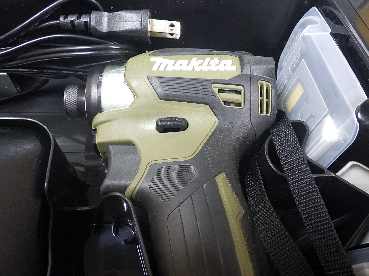 使用少なめ マキタ 18V 充電式インパクトドライバ オリーブ TD173D バッテリー 充電器付き フルセット 品