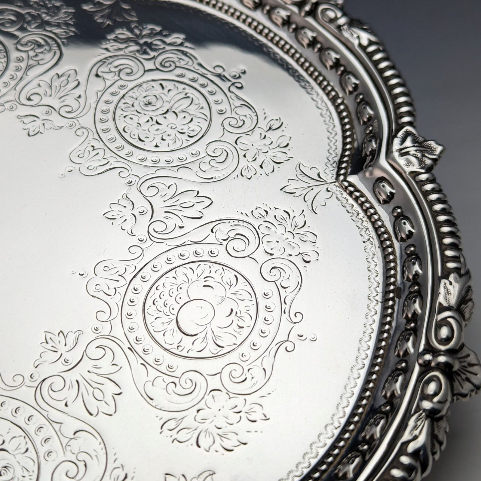 1899年 英国アンティーク 純銀製サルヴァ カードトレイ 直径22cm 315g Mappin Brothers 1899年 英国アンティーク 純銀製サルヴァ カードトレイ 直径22cm 315g
